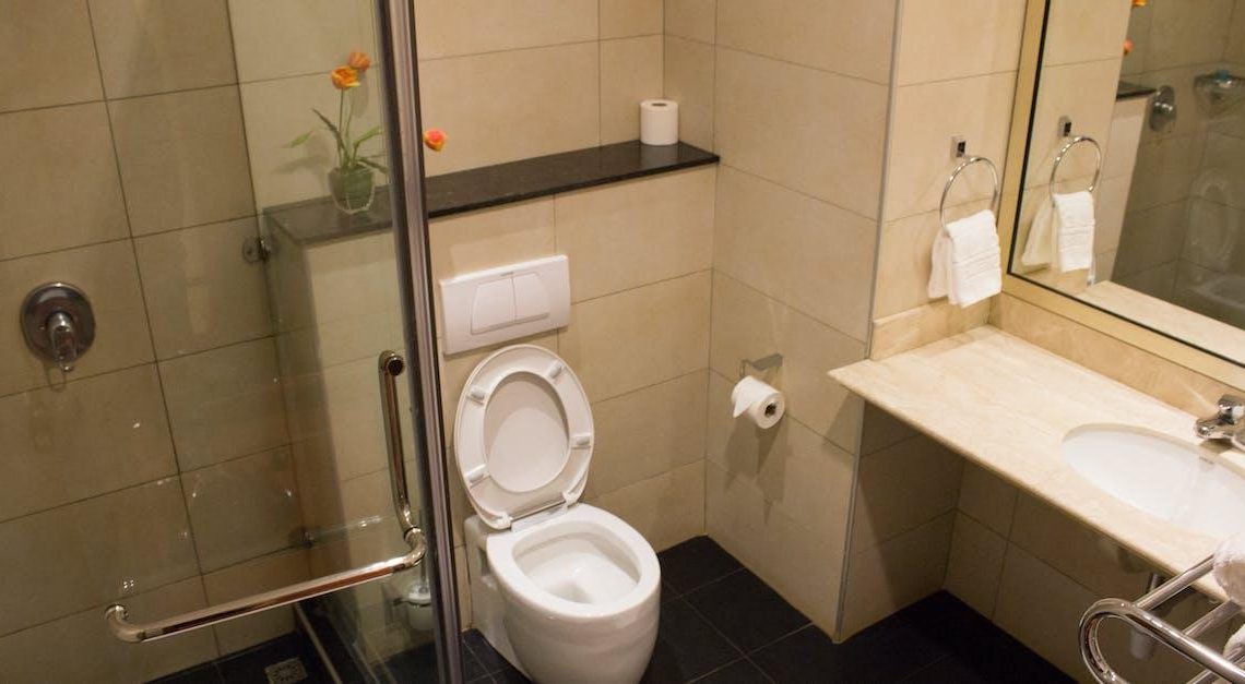 En komplet guide til at skifte toilet på badeværelset