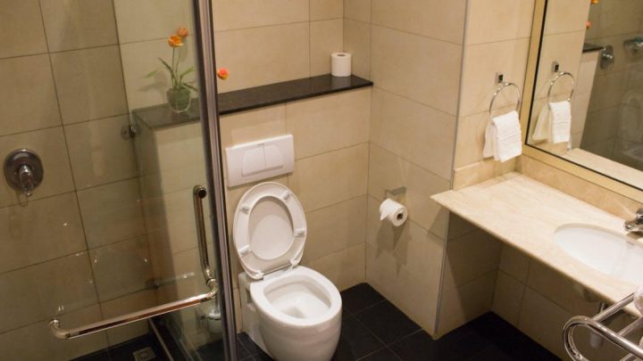 En komplet guide til at skifte toilet på badeværelset